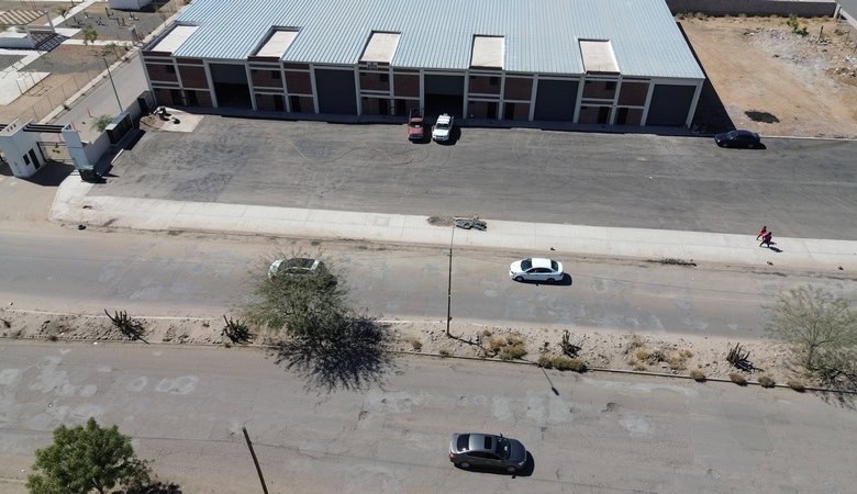 Estacionamiento de propiedad comercial en zona industrial, edificio para oficinas o almacén en venta o alquiler en fompo bienes raíces comerciales.