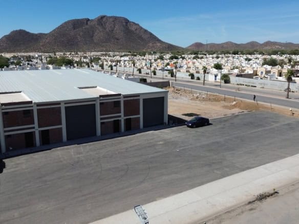 Amplio edificio industrial en zona comercial, ideal para inversión en bienes raíces comerciales con excelente ubicación y fácil acceso.