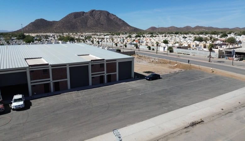 Amplio edificio industrial en zona comercial, ideal para inversión en bienes raíces comerciales con excelente ubicación y fácil acceso.