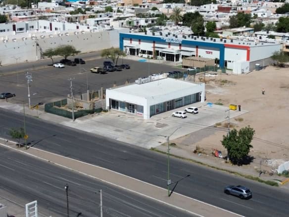 FOMPO bienes raíces comerciales, propiedad moderna y en excelente ubicación, ideal para negocios y oficinas, con amplio estacionamiento y accesibilidad en una zona estratégica de la ciudad.