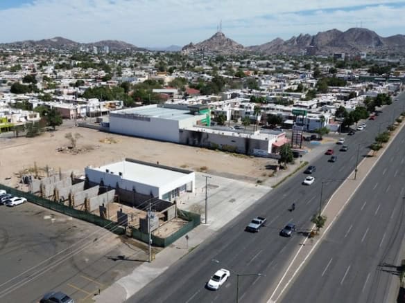 Amplio terreno comercial en venta en una zona estratégica de la ciudad, con fácil acceso y gran potencial para desarrollo de proyectos inmobiliarios o comerciales.