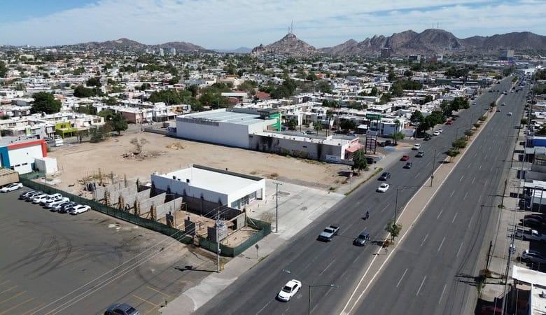 Amplio terreno comercial en venta en una zona estratégica de la ciudad, con fácil acceso y gran potencial para desarrollo de proyectos inmobiliarios o comerciales.