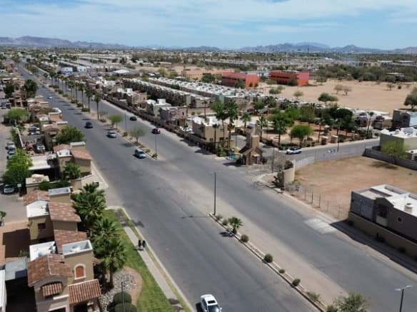 Amplia vista aérea de propiedades comerciales en Fompo Bienes Raíces, ubicadas en una zona estratégica con infraestructura moderna y fácil acceso para inversión y desarrollo industrial.