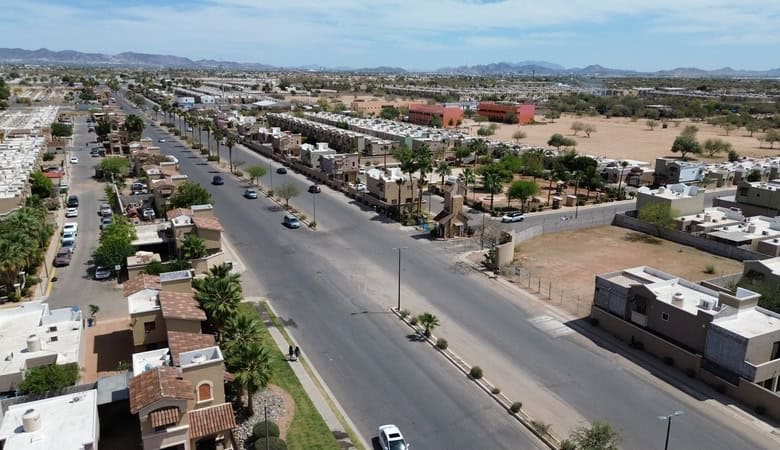 Amplia vista aérea de propiedades comerciales en Fompo Bienes Raíces, ubicadas en una zona estratégica con infraestructura moderna y fácil acceso para inversión y desarrollo industrial.