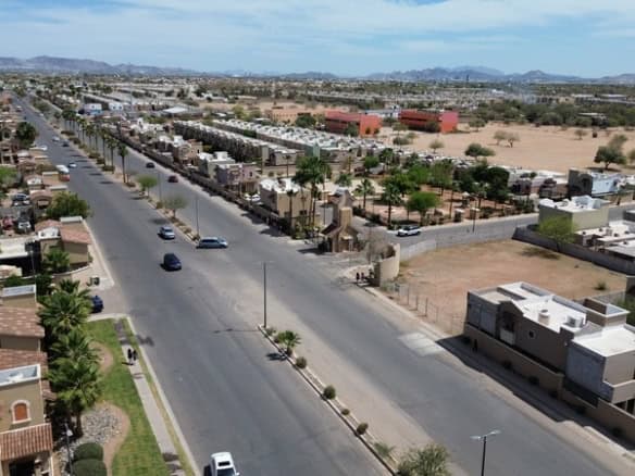 Amplia vista aérea de bienes raíces comerciales en desarrollo en una zona residencial moderna en Ciudad del Carmen, con calles bien planificadas y cercanía a áreas comerciales y de servicios clave.
