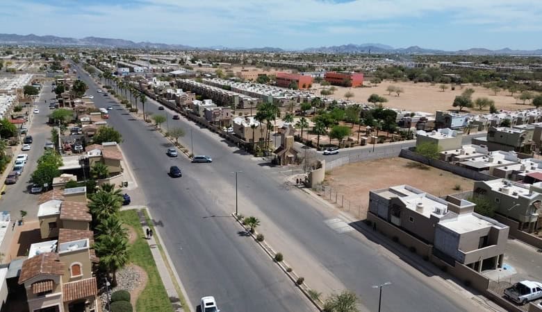 Amplia vista aérea de bienes raíces comerciales en desarrollo en una zona residencial moderna en Ciudad del Carmen, con calles bien planificadas y cercanía a áreas comerciales y de servicios clave.