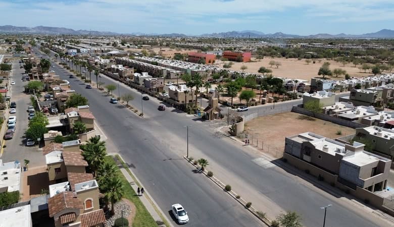 Estructura de imagen de bienes raíces comerciales en una zona urbana con casas y calles amplias en Fompo, mostrando una vista de la ciudad y áreas residenciales.