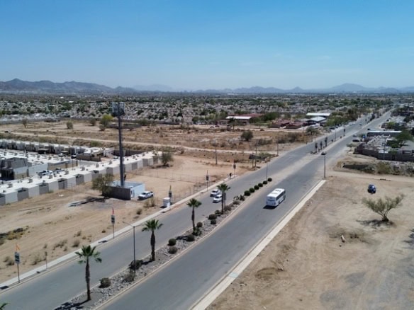 Amplia vista aérea de un desarrolló de bienes raíces comerciales en zonas urbanas, con infraestructura moderna, calles bien pavimentadas y áreas en desarrollo, ideal para inversiones inmobiliarias.