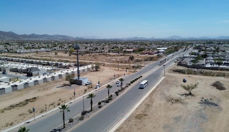 Amplia vista aérea de un desarrolló de bienes raíces comerciales en zonas urbanas, con infraestructura moderna, calles bien pavimentadas y áreas en desarrollo, ideal para inversiones inmobiliarias.