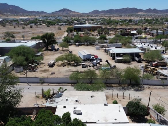 Amplio barrio comercial en desarrollo, con áreas de oficinas, almacenes y terrenos disponibles en una ubicación estratégica rodeada de montañas y naturaleza.