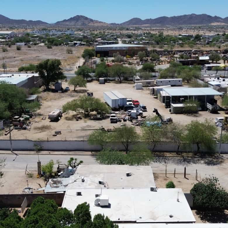 Amplio barrio comercial en desarrollo, con áreas de oficinas, almacenes y terrenos disponibles en una ubicación estratégica rodeada de montañas y naturaleza.