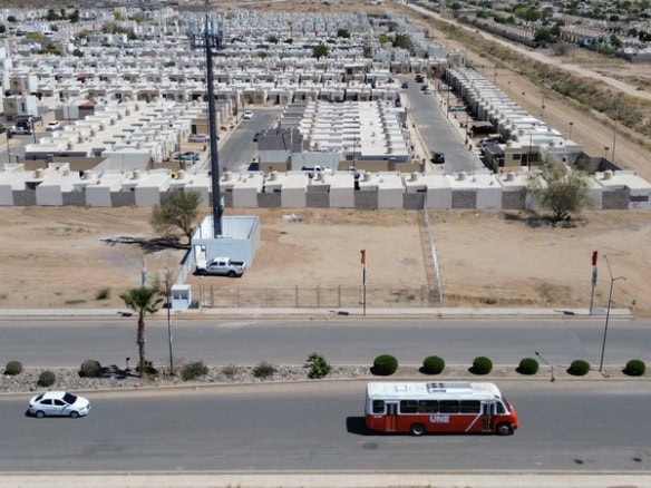 Viviendas residenciales en desarrollo en área urbana, con calles pavimentadas y servicios públicos, ideales para inversión en bienes raíces comerciales en zonas en crecimiento.