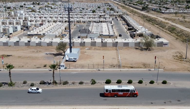 Viviendas residenciales en desarrollo en área urbana, con calles pavimentadas y servicios públicos, ideales para inversión en bienes raíces comerciales en zonas en crecimiento.