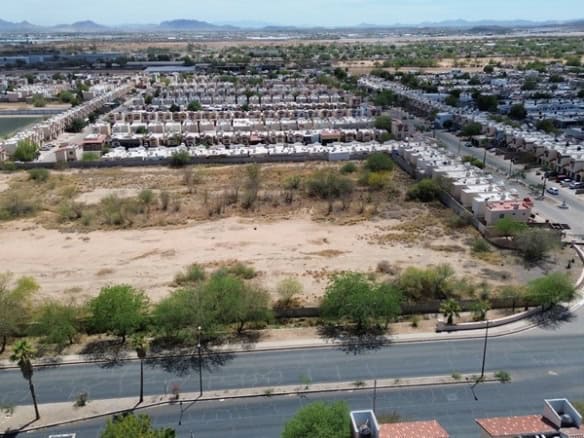 Amplio terreno comercial en venta en una zona estratégica, ideal para desarrollos inmobiliarios o negocios en crecimiento, con fácil acceso a vías principales y servicios cercanos.