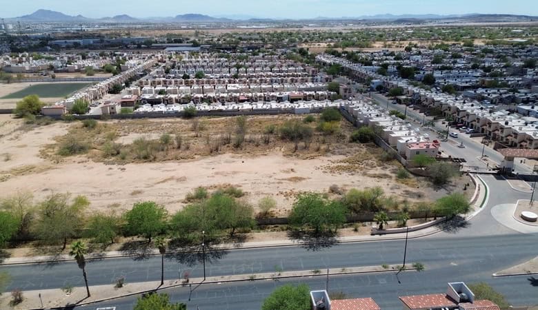 Amplio terreno comercial en venta en una zona estratégica, ideal para desarrollos inmobiliarios o negocios en crecimiento, con fácil acceso a vías principales y servicios cercanos.