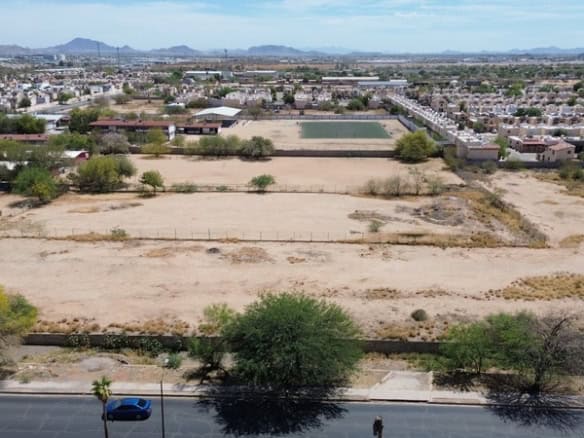 Terreno comercial en venta en una zona urbana, ideal para desarrollo de bienes raíces comerciales, con fácil acceso y cercanía a infraestructura y servicios en la ciudad.