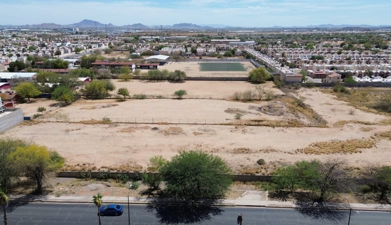 Terreno comercial en venta en una zona urbana, ideal para desarrollo de bienes raíces comerciales, con fácil acceso y cercanía a infraestructura y servicios en la ciudad.