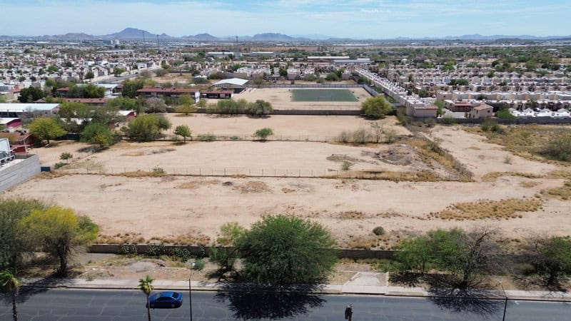 DCIM100MEDIADJI_0347.JPG Terreno comercial en venta en una zona urbana, ideal para desarrollo de bienes raíces comerciales, con fácil acceso y cercanía a infraestructura y servicios en la ciudad.