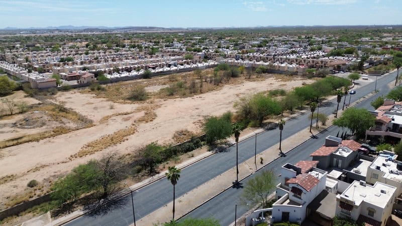 DCIM100MEDIADJI_0344.JPG Terreno comercial ubicado en una zona en desarrollo con potencial para inversión inmobiliaria, rodeado de viviendas y accesos principales, ideal para proyectos de bienes raíces comerciales.