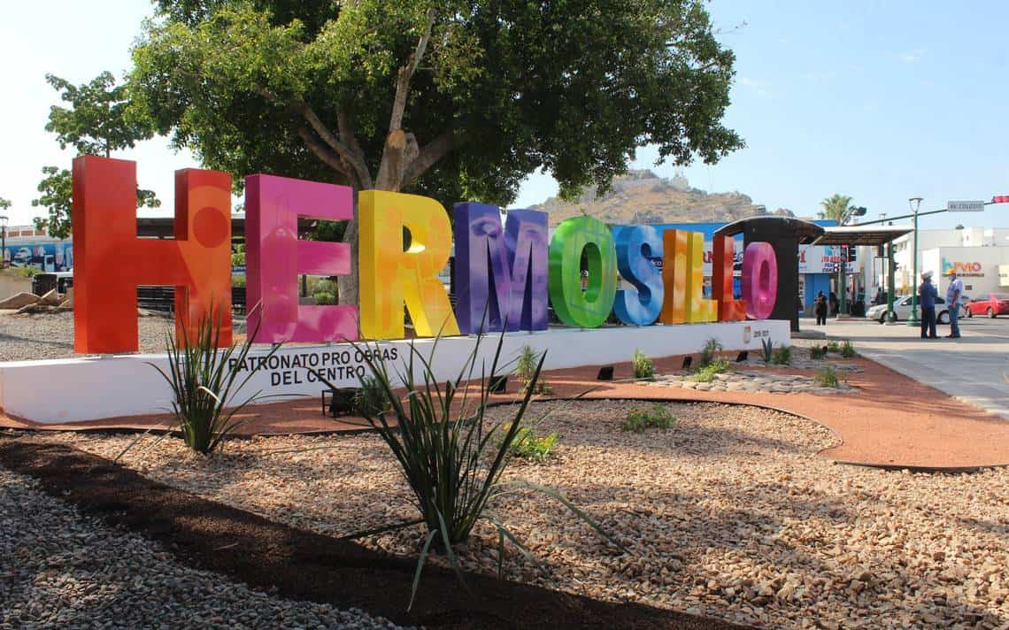 Hermosa señalización colorida de Hermosillo en una superficie de tierra y piedras, ideal para promocionar bienes raíces comerciales en la ciudad.