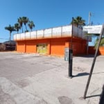 Vigilancia de propiedad en venta o alquiler en zona comercial con amplio espacio de estacionamiento y fácil acceso para negocios y oficinas.