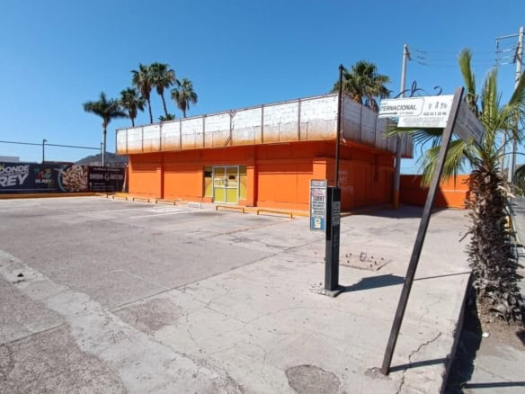 Vigilancia de propiedad en venta o alquiler en zona comercial con amplio espacio de estacionamiento y fácil acceso para negocios y oficinas.