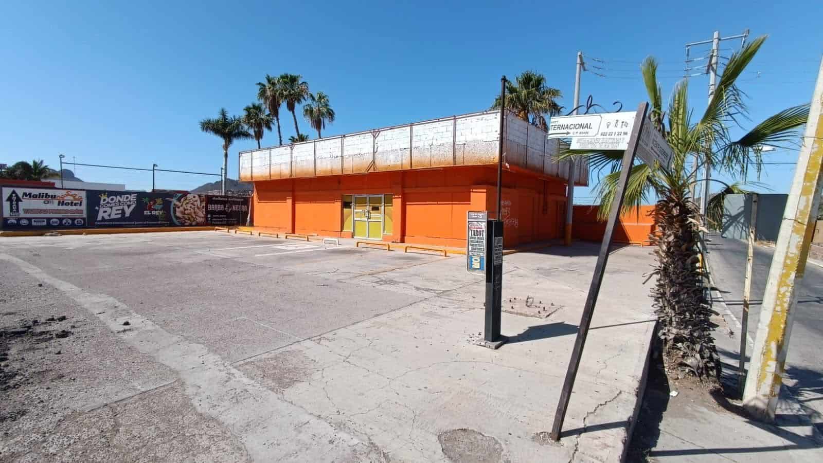 Vigilancia de propiedad en venta o alquiler en zona comercial con amplio espacio de estacionamiento y fácil acceso para negocios y oficinas.