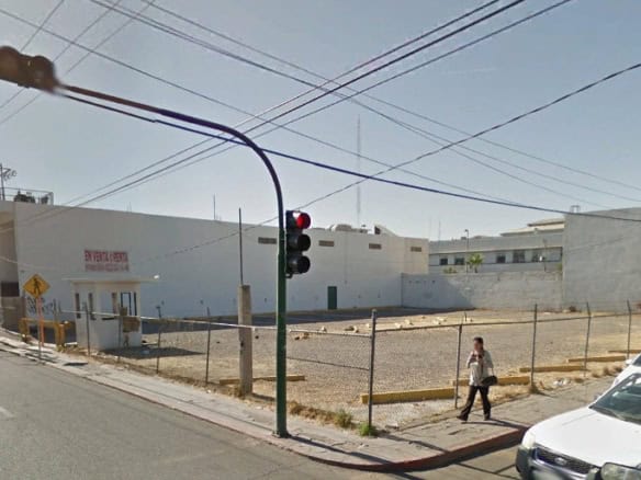 Amplia parcela de terreno comercial en venta en zona estratégica, ideal para construcción de oficinas o comercio, en proceso de desarrollo y con fácil acceso a calles principales.