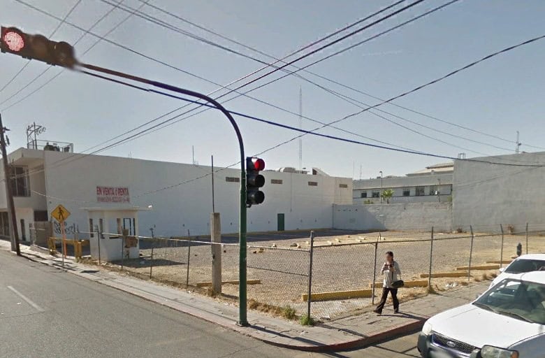 Amplia parcela de terreno comercial en venta en zona estratégica, ideal para construcción de oficinas o comercio, en proceso de desarrollo y con fácil acceso a calles principales.
