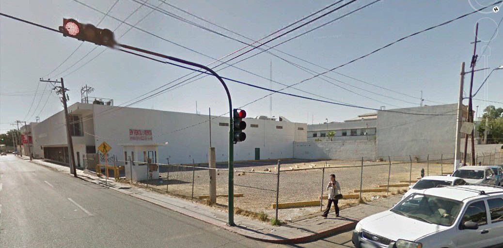 Ave. Plutarco Elías Calles esquina José María Yañez Amplia parcela de terreno comercial en venta en zona estratégica, ideal para construcción de oficinas o comercio, en proceso de desarrollo y con fácil acceso a calles principales.