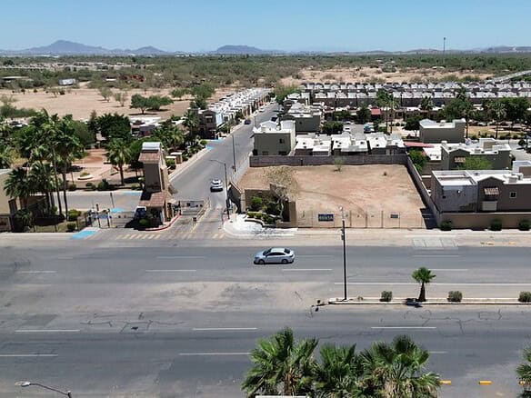 Espacio comercial en venta en Fompo Bienes Raíces, ubicado en una zona estratégica con fácil acceso y visibilidad, ideal para negocios y oficinas en desarrollo.