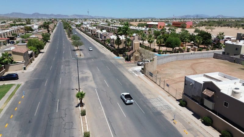 Fompo bienes raíces comerciales – Vista aérea de calle principal Vista aérea de una calle principal en una zona comercial, con edificios y espacios disponibles para inversión inmobiliaria, ideal para negocios y desarrollo comercial en Fompo.