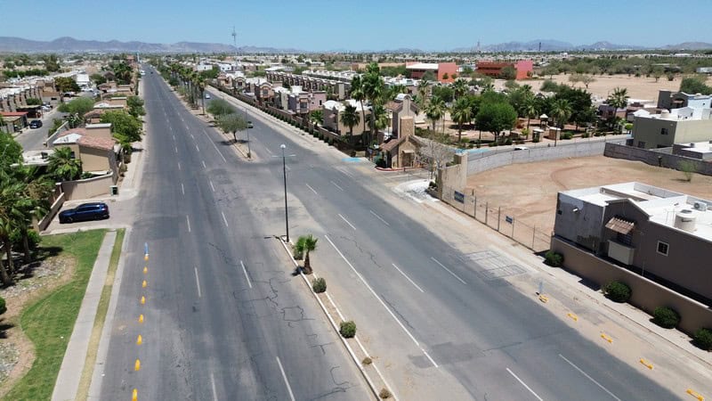 Venta de propiedades comerciales en Fompo Bienes Raíces Imagen de una calle comercial en una zona urbana con propiedades en venta, mostrando un amplio espacio para negocios y desarrollo inmobiliario en una ciudad moderna.