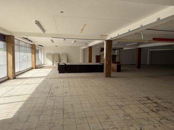 Amplio espacio de oficina en venta o alquiler en propiedad comercial en excelente ubicación, ideal para negocios y empresas que buscan infraestructura moderna.