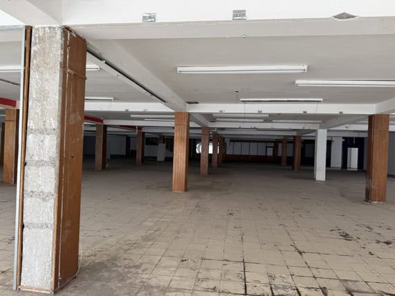 Amplio espacio de almacén o local comercial en una propiedad de bienes raíces comerciales. Ideal para negocios y oficinas, con estructura sólida y muy buena iluminación.