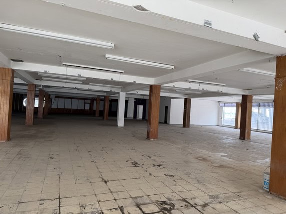 Amplio espacio comercial en renta en Fompo Bienes Raíces, ideal para oficinas o negocios, con vigas de madera y estructura moderna en excelente estado.