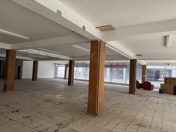 Espacio comercial en alquiler en excelente ubicación, ideal para negocios y oficinas, con amplio área y buena iluminación natural, listo para acondicionar según necesidades.