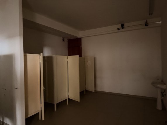 Modernos vestuarios en propiedad comercial en Fompo Bienes Raíces. Espacios amplios, ideales para negocios que requieren instalaciones funcionales y seguras. Perfecto para inversión en inmuebles comerciales.