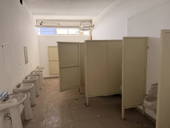 Baños públicos en un establecimiento, ejemplo de instalaciones sanitarias en espacios comerciales.