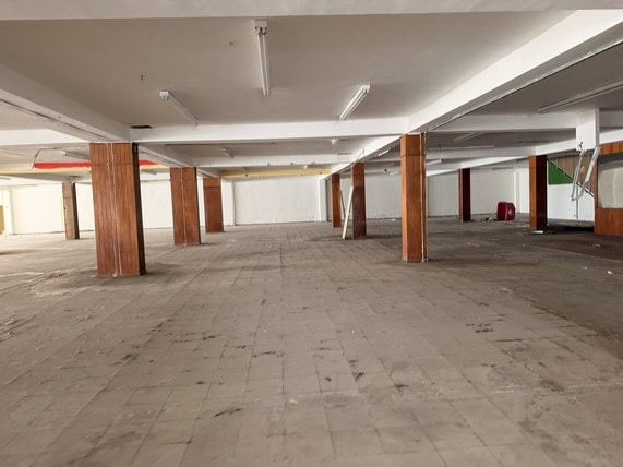 Espacio de estacionamiento comercial en excelente estado, ideal para centros de negocios o almacenamiento, con estructura sólida y amplio acceso para vehículos.