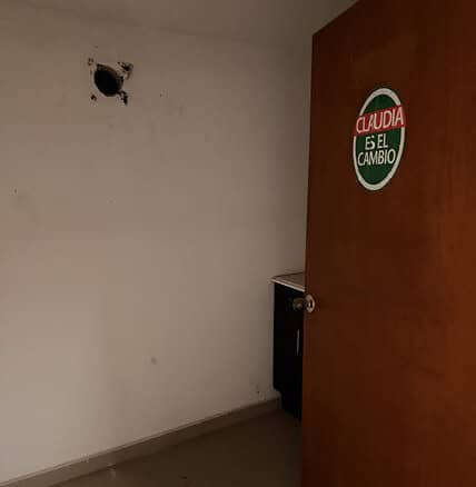 Lámpara rota y espacio de oficina vacío en propiedad comercial en venta o alquiler.