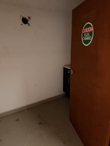 Lámpara rota y espacio de oficina vacío en propiedad comercial en venta o alquiler.