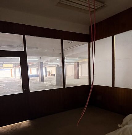 And 2. Espacio comercial en venta o alquiler en buena ubicación, ideal para oficinas o negocios tradicionales, con grandes ventanales y fácil acceso.