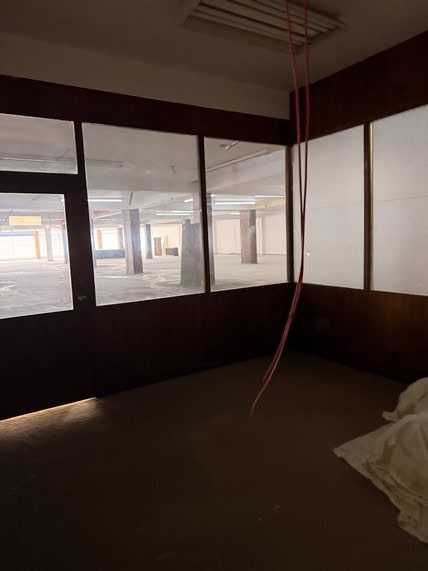 And 2. Espacio comercial en venta o alquiler en buena ubicación, ideal para oficinas o negocios tradicionales, con grandes ventanales y fácil acceso.