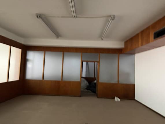 Oficina en venta o alquiler con paredes de vidrio y espacios abiertos, ideal para negocios y empresas que buscan un entorno profesional y funcional.