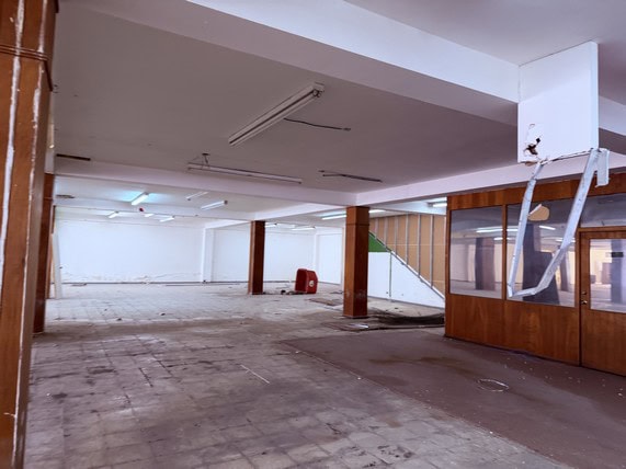 Amplio espacio de oficina en venta en propiedades comerciales, ideal para negocios y empresas, con fácil acceso y excelente ubicación en el mercado inmobiliario de bienes raíces comerciales.