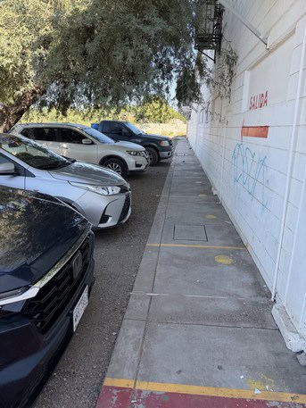 Estacionamiento en zona comercial con espacios amplios y accesibles, ideal para negocios y oficinas. Ubicación privilegiada en área de alto tránsito y visibilidad.