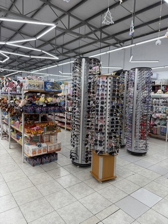 Letrinas, exhibidores y estantes en supermercados con variedad de productos y atención al cliente en un entorno comercial moderno.