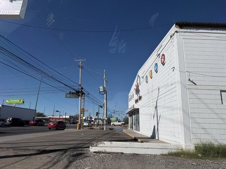 Amplio edificio de uso comercial en una zona estratégica, ideal para negocios que buscan visibilidad y fácil acceso en una de las principales avenidas. Perfecto para inversionistas y emprendedores.
