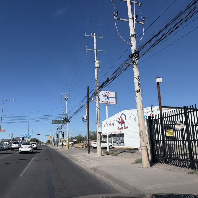 Imagen de un edificio de uso comercial en una zona con alto flujo vehicular, ideal para inversión en bienes raíces comerciales. Ubicado en una zona con fácil acceso y visibilidad para potenciar negocios locales.